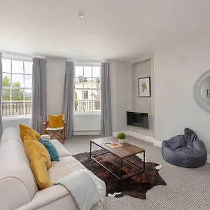 Georgian 2 Bed With 3 Bathrooms And Parking Bath