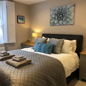The Basement Flat - Free Parking Space Bath