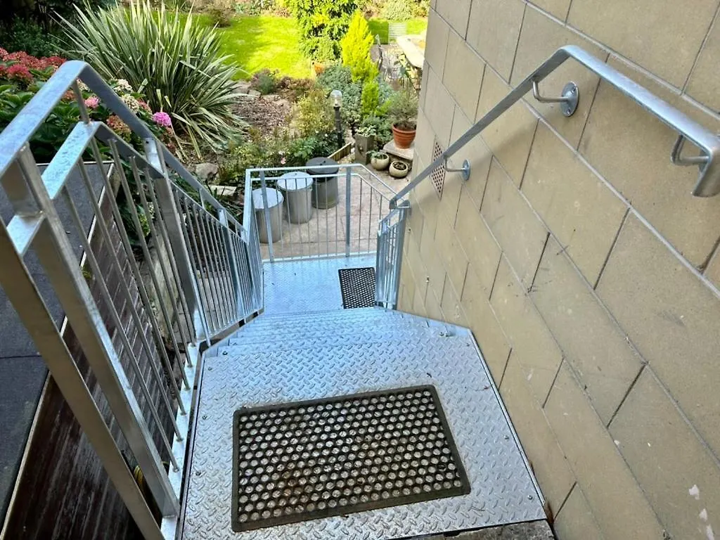 Homestay The Retreat, Luxury Studio Apartment In Bath With Parking