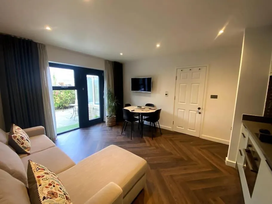 Homestay The Retreat, Luxury Studio Apartment In Bath With Parking