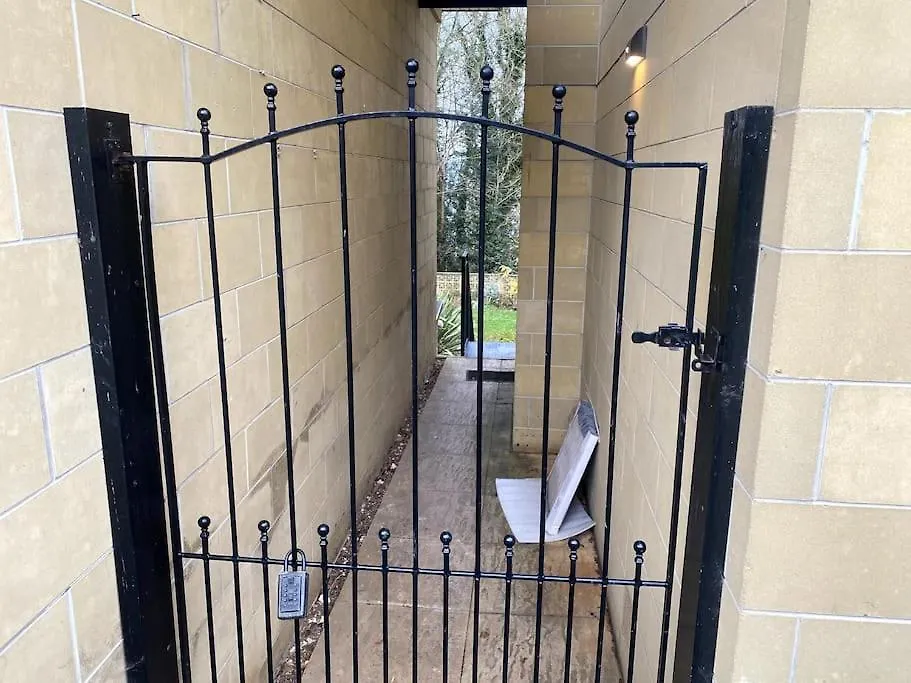 The Retreat, Luxury Studio Apartment In Bath With Parking Homestay