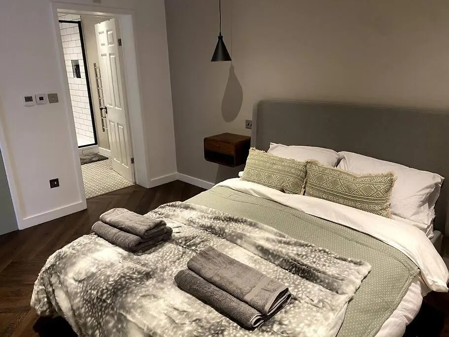The Retreat, Luxury Studio Apartment In Bath With Parking contacts